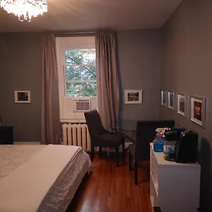 Homestay With King Bed In Shared 3 Bedroom Downtown, Montreal