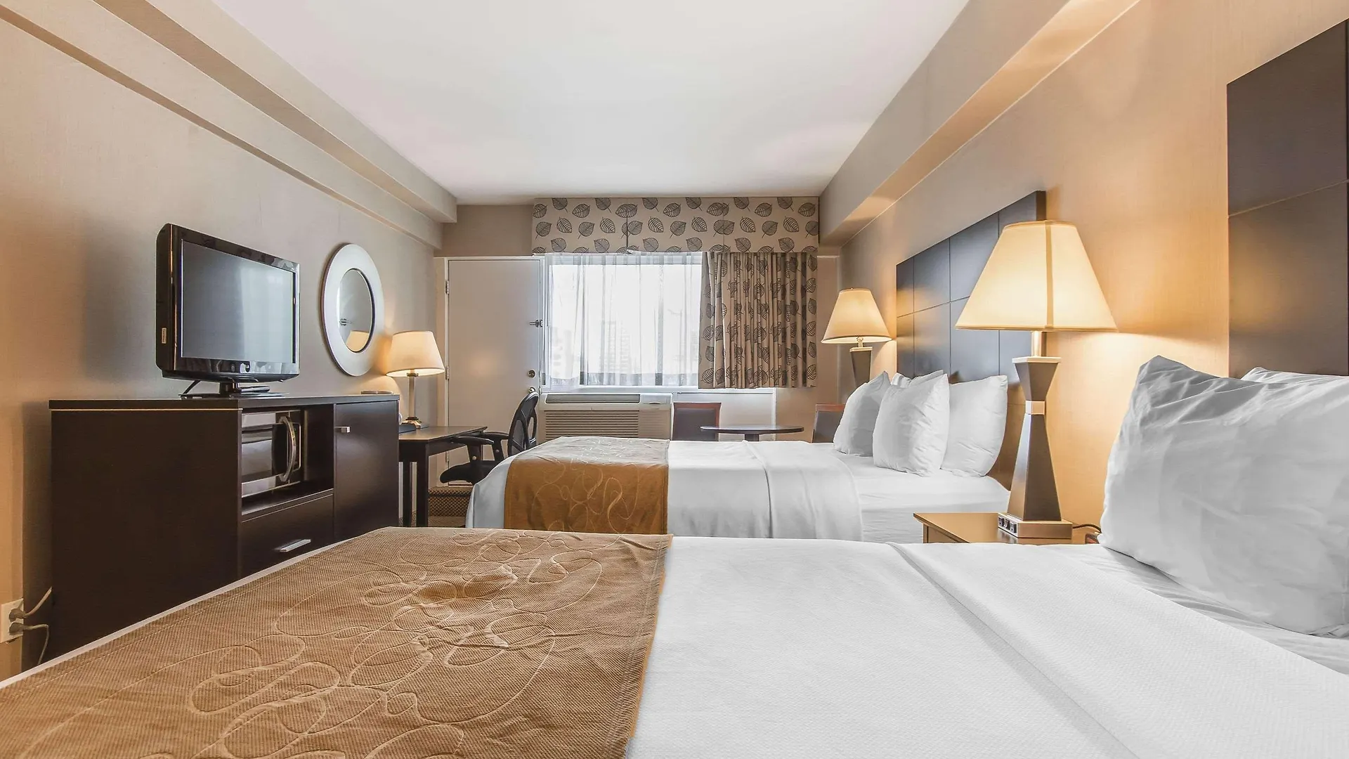 Comfort Suites Downtown Montreal 3*,