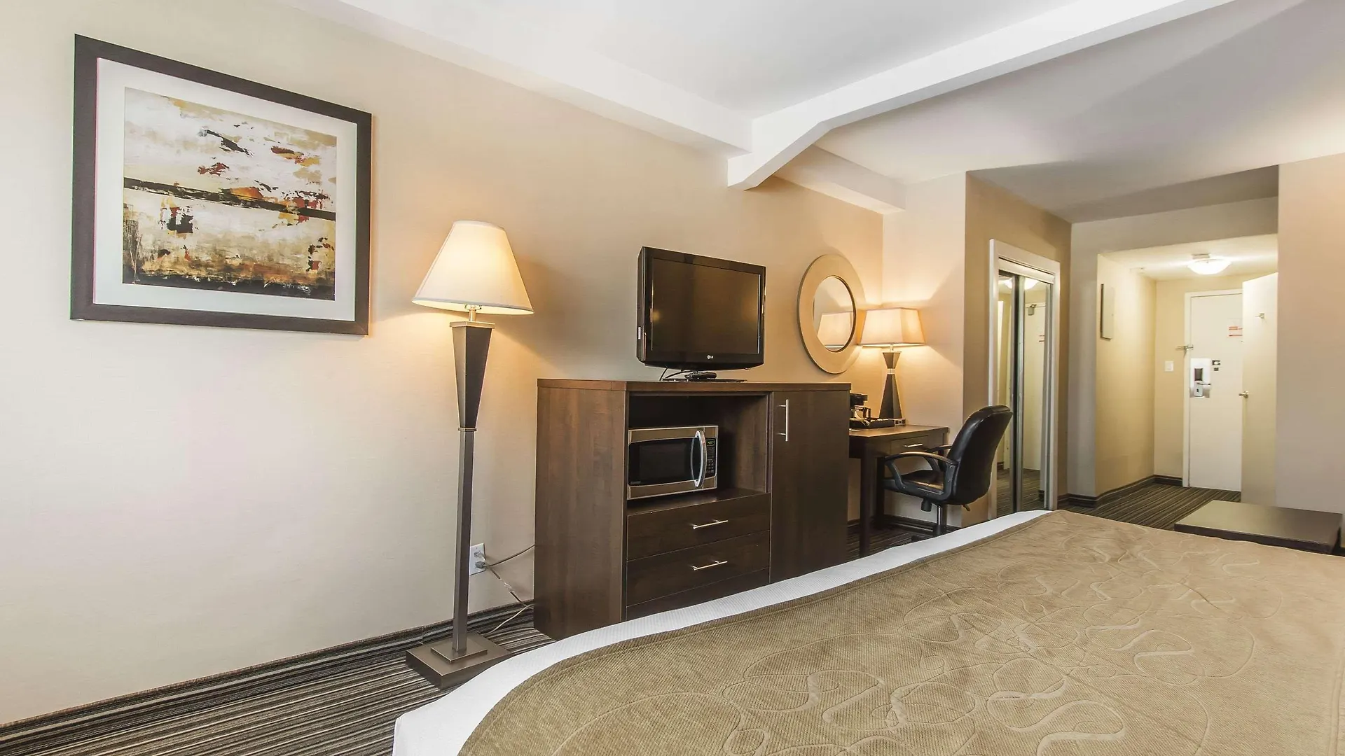 Comfort Suites Downtown Montreal Hotel