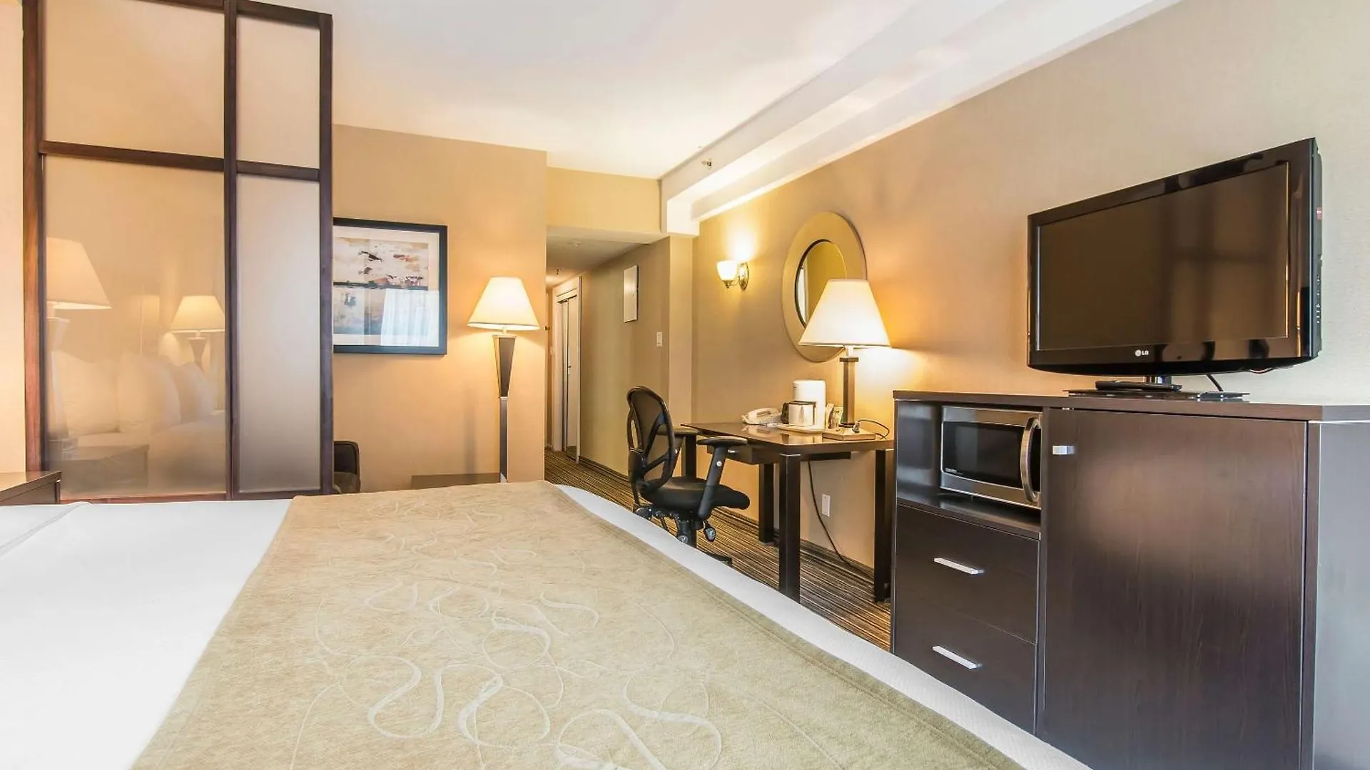 Comfort Suites Downtown Montreal