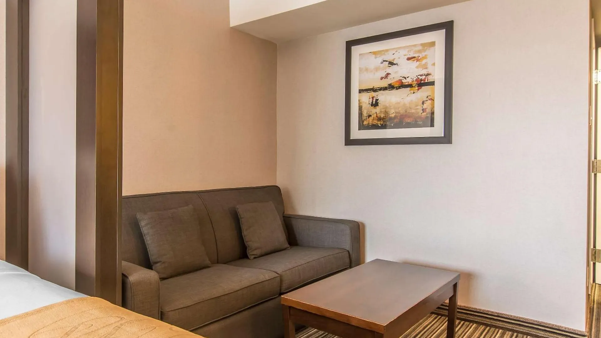 Hotel Comfort Suites Downtown Montreal