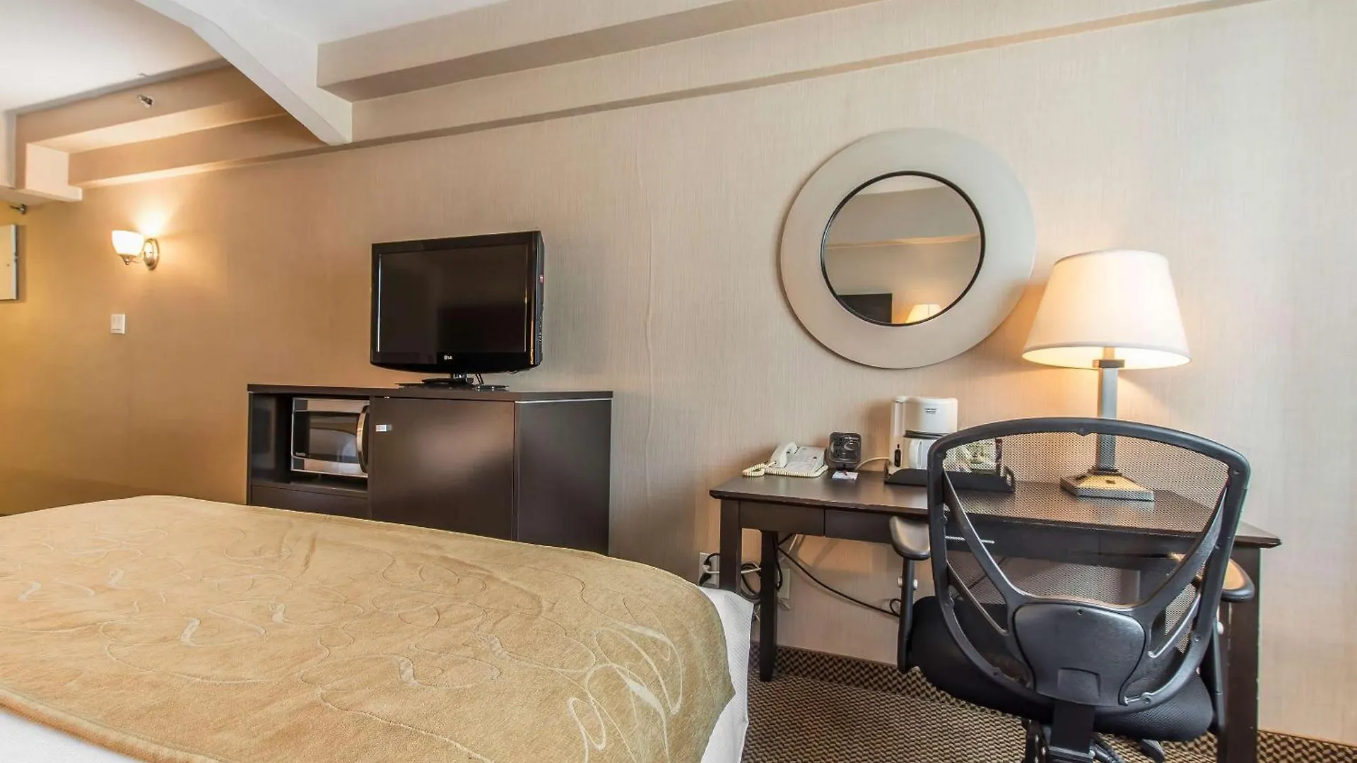 Comfort Suites Downtown Montreal Hotel