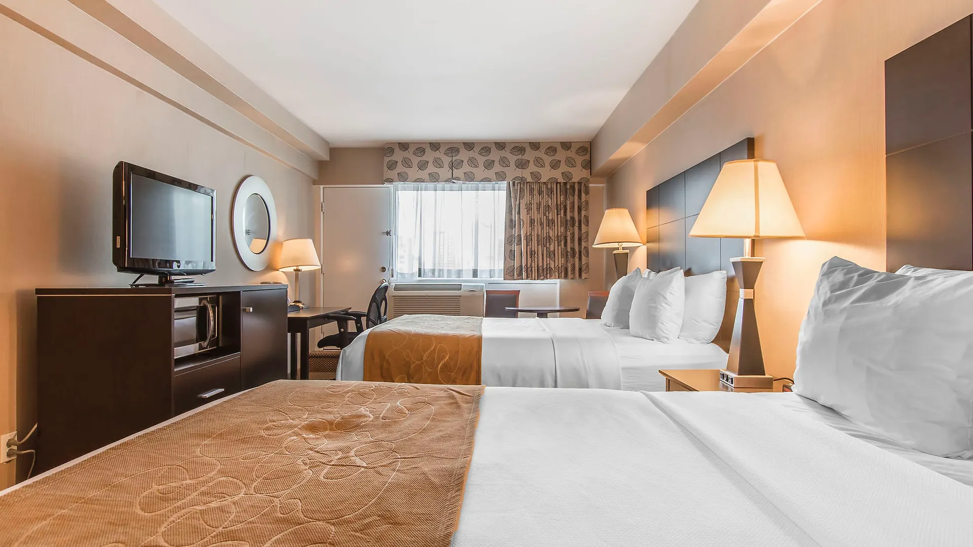 Comfort Suites Downtown Montreal Hotel