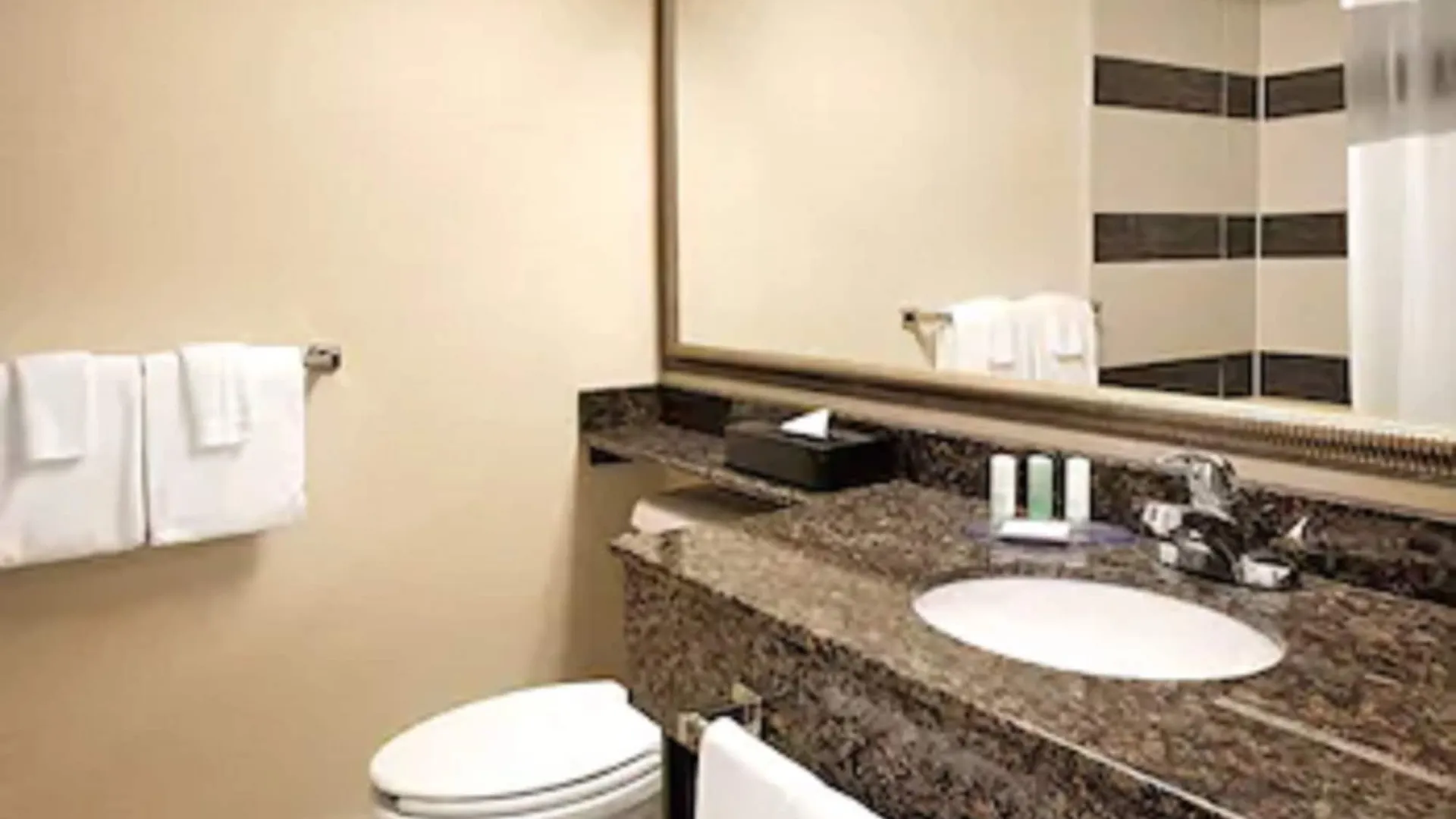 *** Hotel Comfort Suites Downtown Montreal Canada