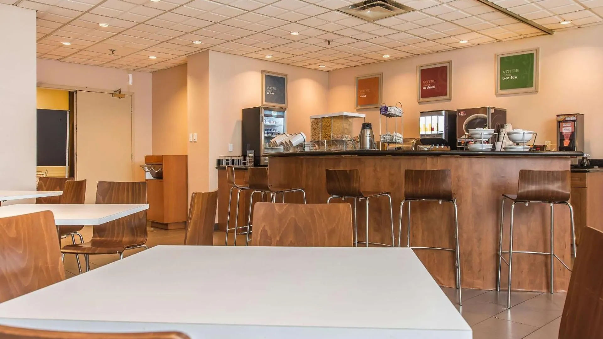 Comfort Suites Downtown Montreal Hotel